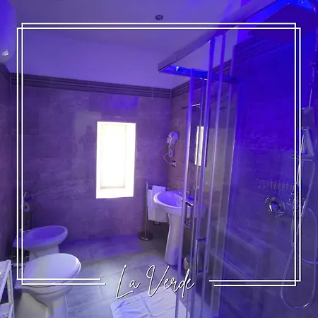 Emme Oda ve Kahvaltı